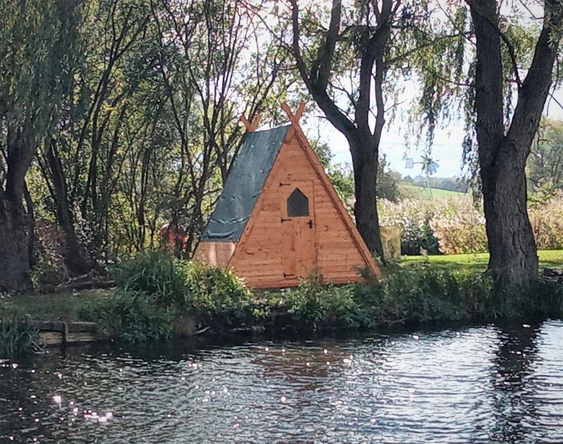 "George'S" Lakeside Wooden Tipi Hotel Clare Ngoại thất bức ảnh