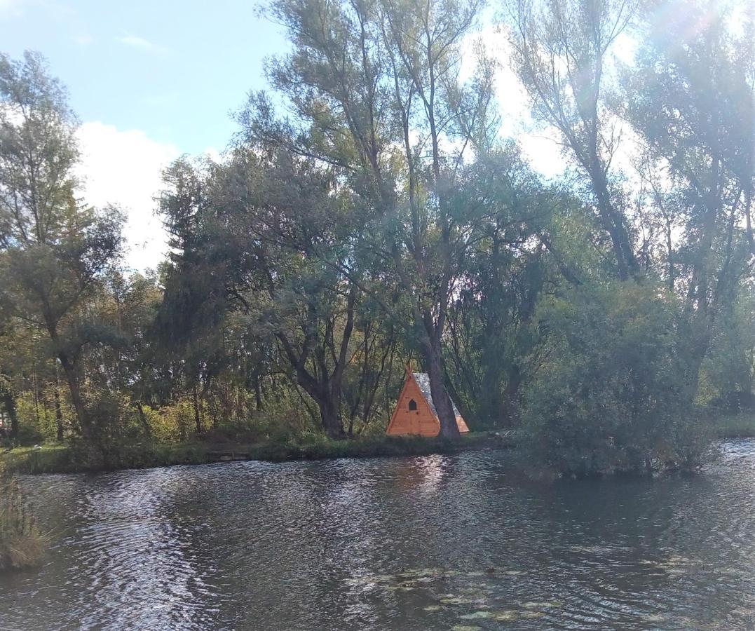 "George'S" Lakeside Wooden Tipi Hotel Clare Ngoại thất bức ảnh
